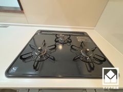 家族のごはん作りがはかどる。同時調理ができる3口コンロ付き。