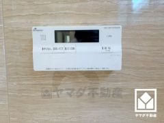 ボタン1つで自動でお湯張りができるオートバス機能付き。追い炊き機能もございますので、いつでも温かいお風呂に入ることができます。