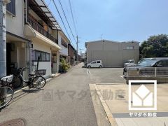 お買い物施設が徒歩圏内に複数あり、便利な住環境です。