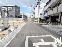 駐車スペースを並列2台分確保。重い荷物や雨の日の移動もスムーズで、快適なカーライフを実現。来客時にも便利です。ご成約でヤマダポイントプレゼント中です。お問合せお待ちしております。