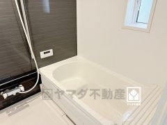 1日の疲れを癒す浴室でゆったりリフレッシュ。小窓が付いているので、こもりがちな湿気もすぐ取り除くことができます。