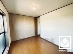 約6帖の洋室でお子様のお部屋などにも丁度良い広さです。収納付きなので、スッキリとした空間を維持できます。