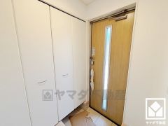 白を基調とした明るい玄関で、毎日を爽やかにスタート。清潔感あふれる空間が、訪れる人々を温かく迎えます。