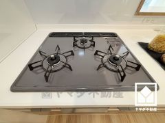 毎日の料理がもっとスムーズに。便利な3口コンロ付きキッチン。