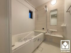 清潔感あふれる空間で、毎日のバスタイムをより快適に。追い炊き機能付きなので、いつでも温かいお風呂に入ることができます。ボタン1つで自動でお湯張りができるオートバス機能もございます。