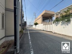 前面道路幅員約6.0mとゆったりとした広さがあるのでファミリーカー等の車の出入れも楽にできます。