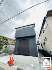 落ち着いた色合いと直線的な美しさが調和したモダンな外観。帰るたびに安心感を感じられる佇まい。