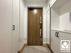 玄関にはたっぷりの収納スペースを完備。家族の靴もしっかり収納できるので、玄関がいつも片付き、気持ちよくお客様を迎えられます。