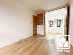 約6帖の2階北側洋室です。大きなウォークインクローゼット付きのお部屋で整理整頓しやすいです。