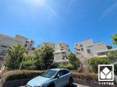 敷地内に駐車場を完備（月額8500円）。重い荷物や雨の日の移動もスムーズで、快適なカーライフを実現。空き状況等は弊社スタッフまでお気軽にお問い合わせください。