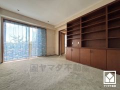 1階洋室です。クローゼットとは別に大きな棚が設置されており、スッキリとした空間を維持できます。