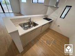 カウンターキッチンなので配膳や片付けがしやすく、お料理中でもお子様の様子が分かって安心です。窓がございますので、昼間は手元が明るく、お料理がはかどります。