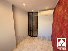 アクセントクロスやタイル調の床材、ガラス扉を取り入れたデザイン性の高い洋室で、リラックスしたひとときを過ごせます。