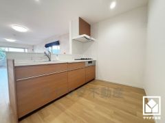 カウンターキッチンなので配膳や片付けがしやすく、お料理中でもお子様の様子が分かって安心です。