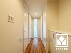 シンプルで洗練された玄関スペース。帰るたびにホッとできる、心地よい住まいの入り口。