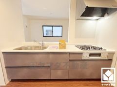 カウンターキッチンなので配膳や片付けがしやすく、お料理中でもお子様の様子が分かって安心です。キッチン横には窓がございますので、昼間は手元が明るく、お料理がはかどります。