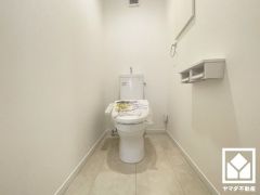 トイレが1階と2階にあるので、朝の忙しい時間にも混雑せず快適です。2連トイレットペーパーホルダーなのでお取替えの手間も軽減できます。