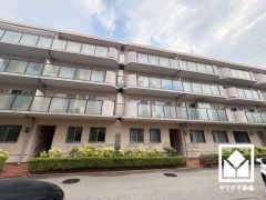 バルコニーから出入り可能な約15.21平米の専用庭があり、植物のプランターを置いてガーデニングなどをお楽しみ頂くこともできます。