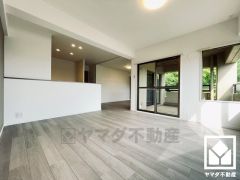 おしゃれなインテリアが映えるリビングで、リラックスしたひとときを過ごせます。