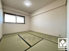 陽光がたっぷり差し込む洗練された和室。温かみのある畳のスッキリとしたデザインが、暮らしを心地よく彩ります。