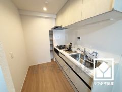 キッチンの横には調味料などを置いていただけるニッチを利用した棚がございます。