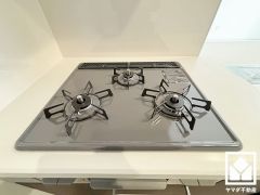 家族のごはん作りがはかどる。同時調理ができる3口コンロ付き。