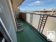 広々バルコニーでお洗濯をたっぷりと干す事ができます。東側バルコニーのため、朝日が気持ちよく入り爽やかな一日を始められます。