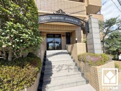 収納力豊富なウォークインクローゼット付き。お洋服はもちろん、スーツケースなどの大物もしっかり収納できます。