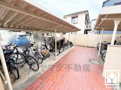 屋根付き駐輪場なので、雨や風、直射日光から自転車を守ることができます。