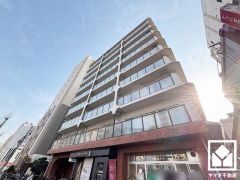 陽光に映える美しい外観。街並みに馴染みながらも、ひときわ目を引く存在感。