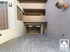 屋内に保管しておけるので、愛車へのダメージが少ない地下駐車場を完備（月額15000円～16000円）。出入口は防犯性に優れたリングシャッター付き。空き状況は弊社スタッフまでお気軽にお問い合わせ下さい。