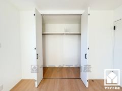 大きなクローゼットなので整理整頓しやすいです。お洋服はもちろん、スーツケースなどの大物もしっかり収納できます。