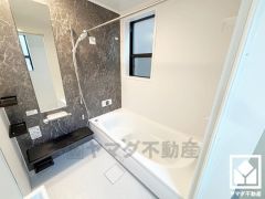 浴室1坪以上でゆったり足が伸ばせるので、毎日の疲れを癒やすバスタイムを実現。小窓が付いているので明るく、こもりがちな湿気もすぐ取り除くことができます。