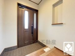 採光も考えられた明るい玄関ですね