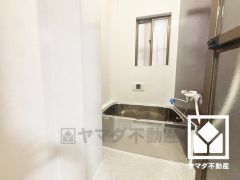 1日の疲れを癒す浴室でゆったりリフレッシュ。小窓が付いているので明るく、こもりがちな湿気もすぐ取り除くことができます。