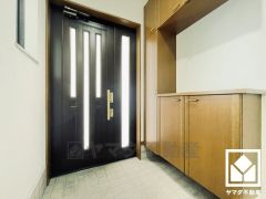 玄関ドアの窓から光が差し込み、外出時にも帰宅時にも、明るい気持ちになれる玄関です。