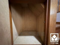 空間を無駄なく活用、階段下の賢い収納。日用品のストックや季節の荷物、趣味の道具などもしっかり収納できます。