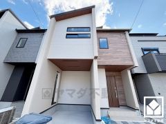 落ち着いた色合いと直線的な美しさが調和したモダンな外観。帰るたびに安心感を感じられる佇まい。