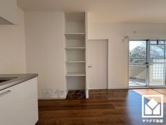 間取り図には記載されておりませんが、リビング（約5.1帖の洋室入り口付近）に収納スペースが設置されています。日用品のストックなどもすっきり片付き、住空間を広々お使いいただけます。