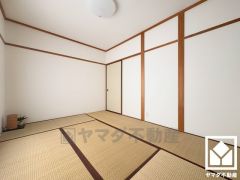 陽光がたっぷり差し込む洗練された和の空間。温かみのある畳のスッキリとしたデザインが、暮らしを心地よく彩ります。