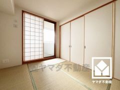 バルコニーにつながるお部屋で、通風・陽当たり良好。リビングに隣接しており、一体利用も可能です。