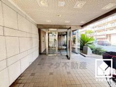 広々とした明るいエントランス。綺麗に整備されており、帰宅時や来客時にも気持ちの良い空間です。