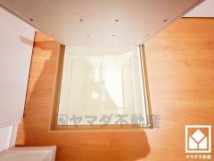 1階廊下に床下収納があり、日用品のストックなどもスッキリ収納できます。