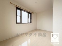 柔らかな光が差し込む洋室、快適で落ち着いた住まい。