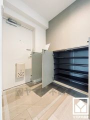 玄関にはシューズボックスを完備。家族の靴もしっかり収納できるので、玄関がいつも片付き、気持ちよくお客様を迎えられます。