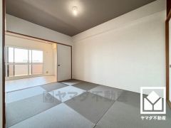 約6帖の和室はリビングに隣接する続き間で、一体利用も可能です。