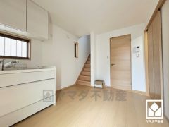 シンプルで美しいデザインのダイニングが、毎日の生活に彩りを添える。