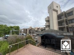 宅配ボックスも完備しています。留守でも安心、荷物の受け取りをスムーズに。