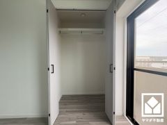 新たに家具を買わなくても良いので、ハンガーパイプ付きのクローゼットは嬉しいですね。