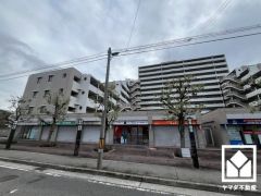 収納付きでスッキリお使い頂ける3面鏡の洗面台もございます。洗面ボウルが広めなので、忙しい朝でも身支度がしやすく時短になります。洗面室には室内洗濯機置場もございますので、天候に左右されず洗濯していただけ